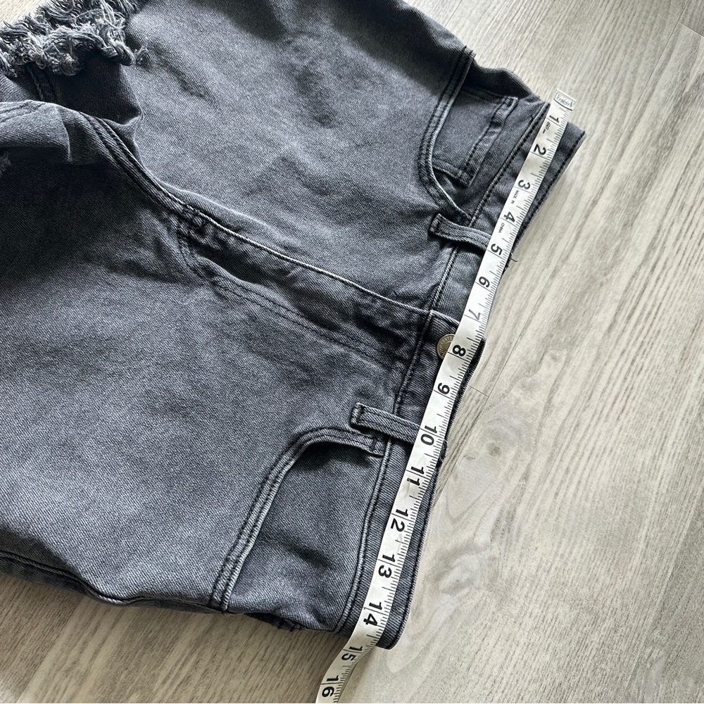 Hollister Gray Ultra High Rise Mom Short 3” 28 - Picture 9 of 11